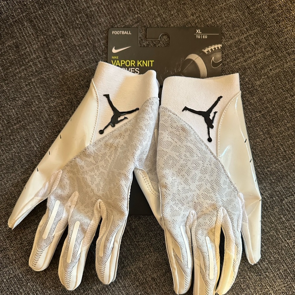 Brand New with tags Jordan knit football gloves size XL